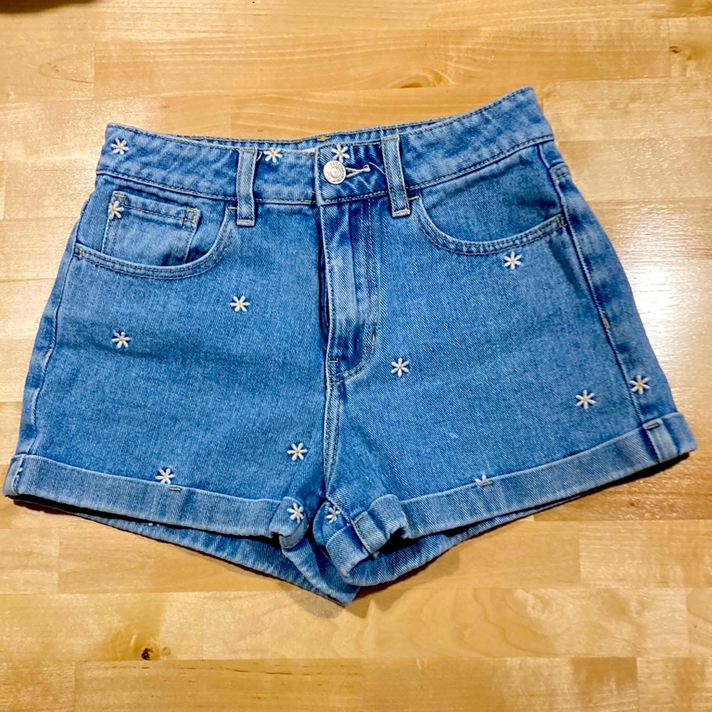 Daisy embroidered mom shorts.